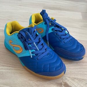 SENDA Ushuaia Club 2.0 Indoor Soccer Futsal Shoes, light blue kids size 1Y youth